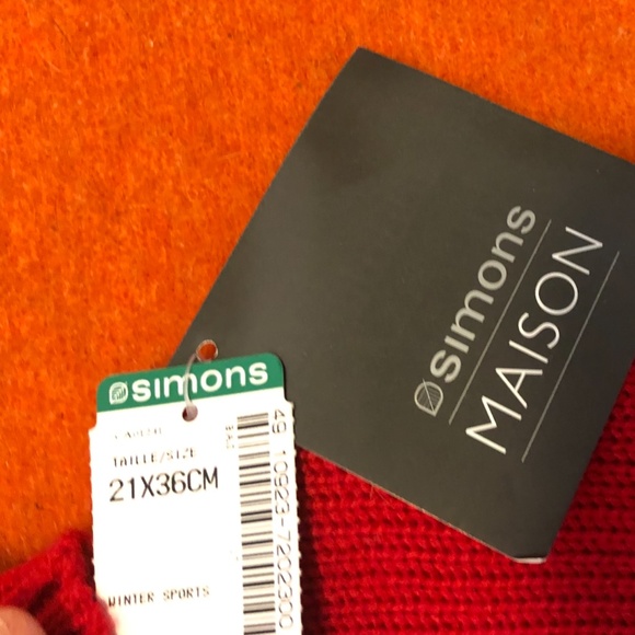 Red winter sports patterned hot water bottle NWT - Picture 6 of 7